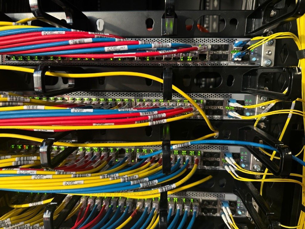 Switches de alta densidad con patch cords identificados